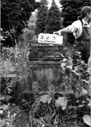 Grabstein 323 (Index: 100095670) Maße HxBxT: 98x60x23 cm: Grabstein 323