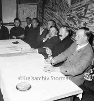 Hotel Oldesloer Hof: Saal: Landjugend bei Aufführung eines Theaterstücks: Bühne: Szenenbild