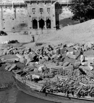 Transport von Brennholz an das Ufer des Ganges : Varanasi, Transport von Brennholz an das Ufer des Ganges