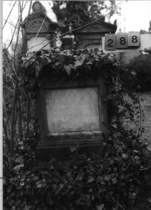Grabstein 288 (Index: 100093295) Maße HxBxT: 93x51x43 cm Symbolik: Fries: Grabstein 288