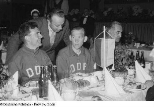 Leipziger Oberbürgermeister Erich Uhlich während eines Gespräches mit zwei Radrennfahrern (Lothar Meister, Bernhard Trefflich) in der Kongreßhalle