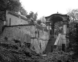 Treppenanlage mit Altan und Sala terrena — Unterer Altan mit Gloriette