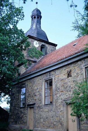 Kirche: Langhaus mit Eingang, darüber Turmhaube