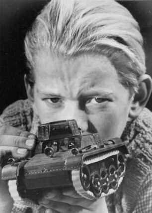 Ein Junge mit einem Spielzeug-Panzer. Als Erwachsener kann so ein Spiel blutig werden
