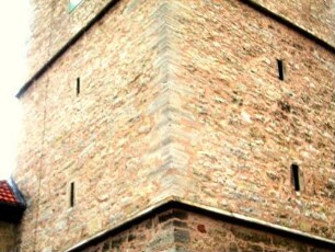 Evangelische Kirche - Kirchturm von Nordosten - Mittelschoß mit Schießscharten (Schlitzscharten) in zwei Ebenen sowie Werksteinen im Mauersteinverband