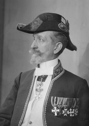 Ermenegildo Antonio Donadini (1847-1936; Historienmaler, Freskant, Restaurator, Fotograf, Hofrat) in Galauniform
