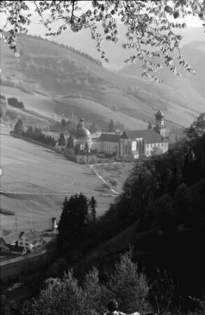 Münstertal: St. Trudpert; Blick von oben ins Obermünstertal mit St. Trudpert