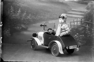 Kind mit Auto
