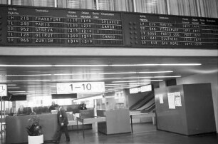 Basel (CH) - Mulhouse (F): Flugplanleuchte im Flughafen (französiche Seite)
