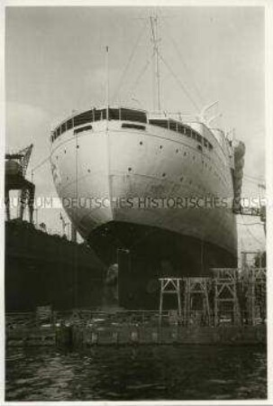 Das KDF-Schiff "Robert Ley" im Hamburger Hafen