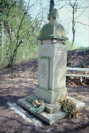 Kriegerdenkmal nahe des Jüdischen Friedhofes außerhalb des Ortes für Gefallene des 1. und 2. Weltkrieges