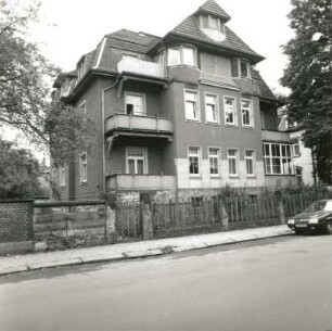 Dresden-Trachau, Burgsdorffstraße 11. Villa (um 1910). Straßenansicht mit Einfriedung