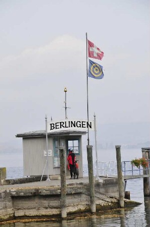 Anlegestelle : Das kleine Fischerdorf Berlingen liegt am Untersee des Bodensees. Blick auf die Schiffsanlegestelle