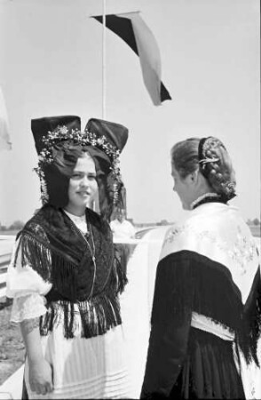 Lahr; Offenburg: Tracht aus dem Schuttertal; zwei, die das weiße Band hielten