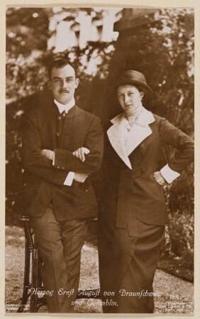Postkarte mit Herzog Ernst August von Braunschweig und Gemahlin