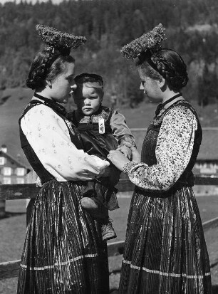 Bregenzer Wald, Mädchen in Wäldler-Tracht mit Schapeli (Krönchen)