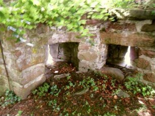 Kirchhof im Nordwesten-Barbakane mit Schießscharten (Schlüsselloch-Scharten) im unteren Bereich (ursprüngliches Bodenniveau etwa 1 m tiefer-Sicherung des Torbereiches)