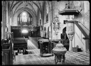Langhaus des Doms zu Güstrow vom Chor aus mit Kanzel, Turibulum und Orgelempore