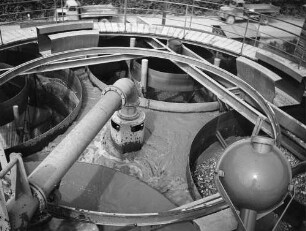 Naßbaggerung in Seitenentnahme Oberbruch Hochsilos Die Silos dienten nicht nur zum Verladen des Baggerguts, sondern vor allem der Entwässerung des schluffhaltigen Kiessandes.