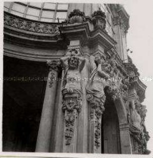 Dresden, Zwinger, Durchgang am Wallpavillon (Figurendetail)