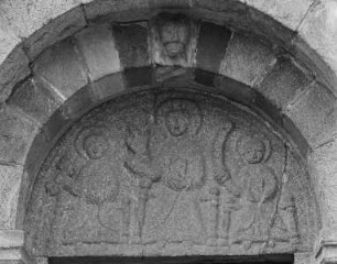 Südportal — Christus thronend zwischen Petrus und Paulus