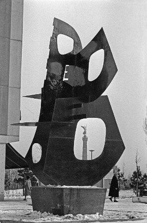 Berlin-Hansaviertel : In Berlin-Hansaviertel, an der Ecke des Hauses von Jaenecke & Samuelson aus Malmö, Hansaplatz; Berto Lardera "Morgendämmerung Nr. 01,1958"