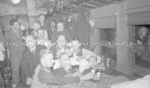Selbstversenkung des Hochseepassagierdampfers "Columbus" am 19. Dezember 1939, Blick in das Zugabteil während der Überführung von Besatzungsangehörigen vom Internierungslager auf Ellis Island in das Internierungslager auf Angel Island, Kalifornien