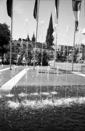 Freiburg: Springbrunnen vor der Kongresshalle, Hintergrund Münster, von oben