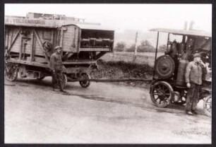Dreschmaschine mit Zugmaschine