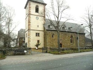 Hermannstein-Ansicht von Süden mit Kirche (Kirchturm 1516 neue errichtet-Langhaus und Chor 1491-92 neu erbaut) über Kirchhofmauer in Lage zu ebener Erde im (ehemaligen) Kirchhof