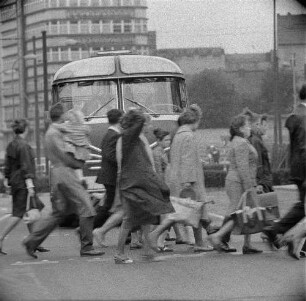 Berlin-Mitte, Alexanderplatz. An einer Ampel die Straße überquerende Fußgänger