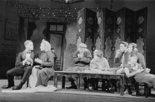 Szenenbilder aus "Der gute Mensch von Sezuan" von Bertolt Brecht unter der Mitarbeit von Ruth Berlau und Margarete Steffin. Berliner Ensemble 1957
