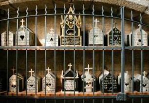 Frankreich. Bretagne. Finistere. Saint Pol de Leon. Ancienne Cathedrale. Kästchen mit exhumierten Schädeln