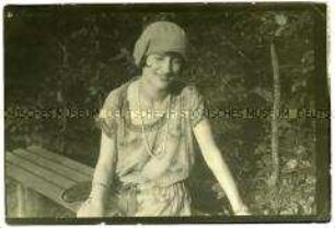 Herta Fleischhut mit Baskenmütze im Sommer 1927
