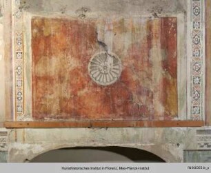 Gemalte Marmorimitation mit stilisierter Blüte : Ostwand