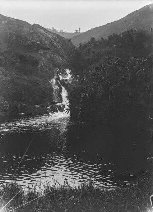 Wasserfall : Ein Wasserfall, der in ein Gewässer mündet