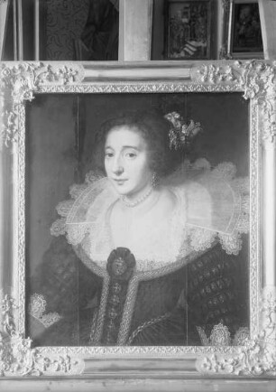 Portrait einer Frau mit großem Spitzenkragen