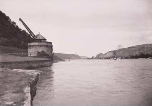 Andernach, Rheinkran : Andernach. Rheinkran. Blick stromab gegen links- und rechtsrheinische Höhen