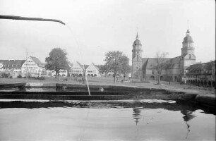 Freudenstadt: Brunnen am unteren Marktplatz, mit Wasserstrahl durch das Bild