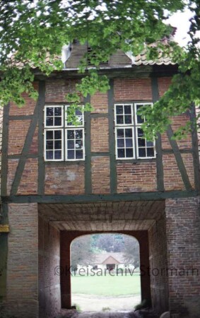Gut Tangstedt: Torhaus: Hofseite: Teilansicht: Mittelteil mit Durchfahrt