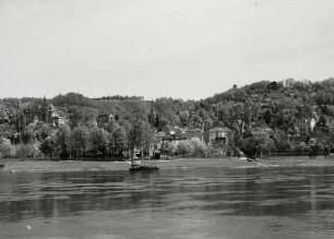 Wachwitz (Dresden-Wachwitz). Stadtteilansicht mit Villa "Wollner" (um 1912) und Anlegestelle "Wachwitz" am Dampfschiff-Restaurant. Blick vom linken (Tolkewitzer) Ufer über die Elbe nach Nordost