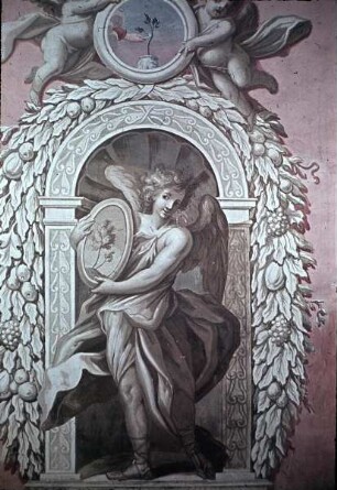 Innendekoration der Schlosskapelle — Wanddekoration der Schlosskapelle — Engel in gemalten Nischen des Emporengeschosses — Engel mit Bild