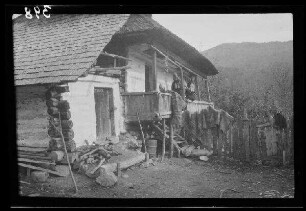Domnetal (=Tal des Râul Doamnei, Fluss in Rumänien): Wohngebäude mit schindelgedecktem Mansardendach und hochgesetzter Veranda