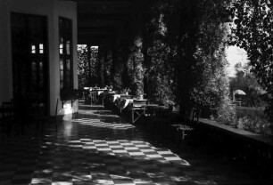 Bukarest: Golfclub, Blick auf Golfplatz, Clubhaus, Terrasse