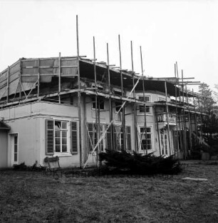 Haus Lichtensee: Propstei Stormarn: evangelisches Zentrum mit Altersheim und Jugendheim: Wiederaufbau des durch Brand beschädigten Hauptgebäudes mit Altenheim: Gebäude mit Gerüst und provisorischem Dach