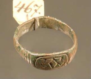Fingerring mit undeutlichen Zeichen