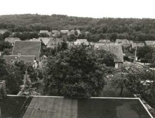Berggießhübel (Bad Gottleuba-Berggießhübel). Stadtsiedlung am rechten Gottleubahang (1927 ff.). Blick von der Prinzessinnensäule nach Nordwest gegen die Zehistaer Wände