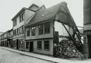 Güstrow, Baustraße 5 bis 8. Wohn-und Geschäftshäuser. Straßenbild mit Baulücke (Abrisshaus)