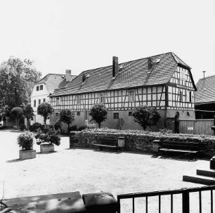 Schloß der Freiherren von Leonhardi; Karben, Burg-Gräfenröder Straße 2, Burg-Gräfenröder Straße 2d, Burg-Gräfenröder Straße 2c, Burg-Gräfenröder Straße 2b, Burg-Gräfenröder Straße 2a