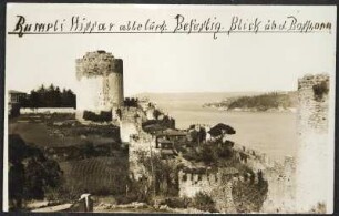 Blick auf Rumeli Hisarı, eine osmanische Festungsanlage auf der europäischen Seite Istanbuls oberhalb des Flusses